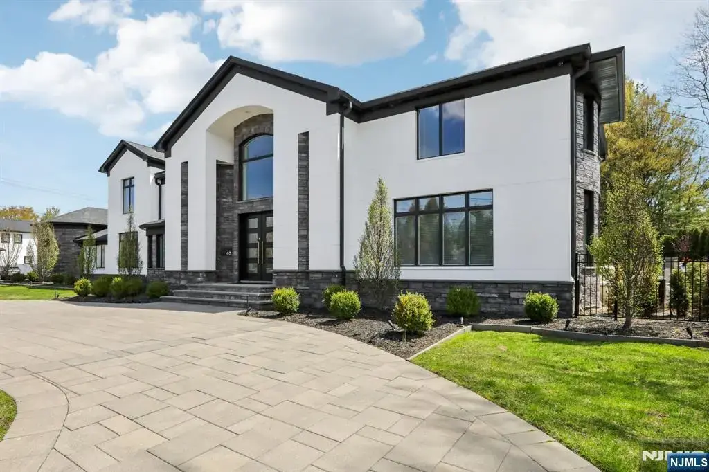 63 Roberts, Englewood Cliffs
