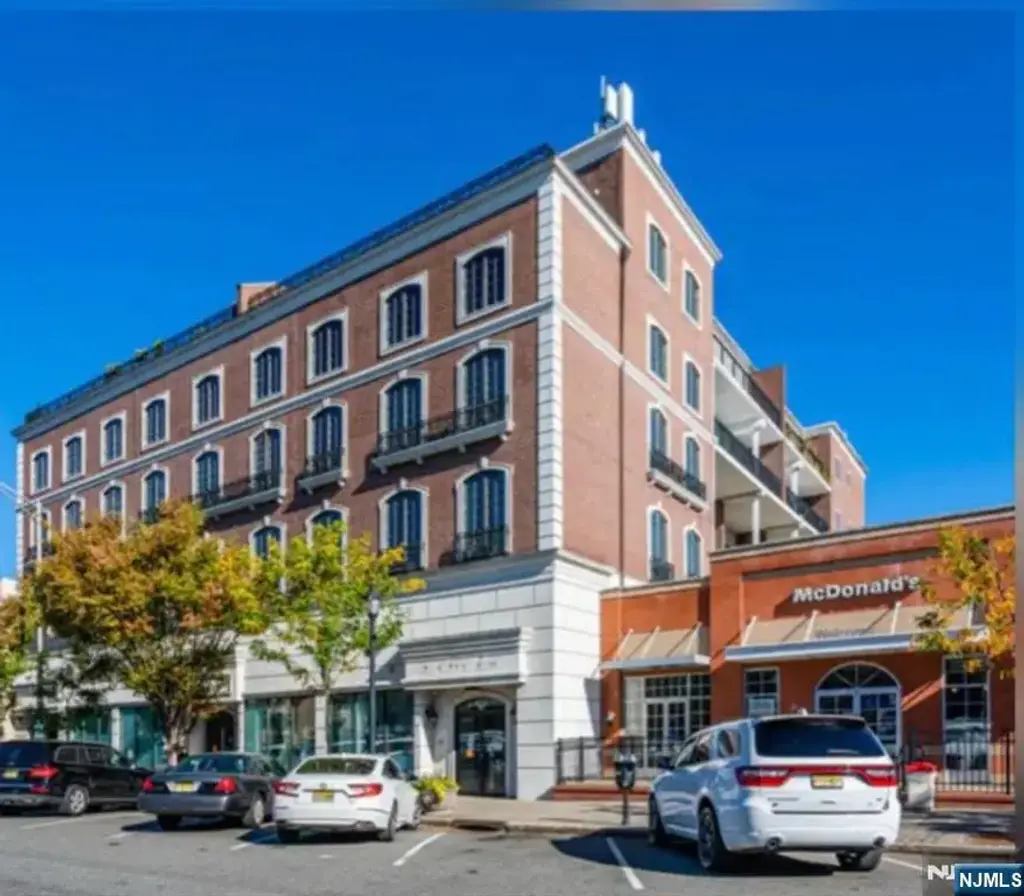 53 W Palisade 402, Englewood