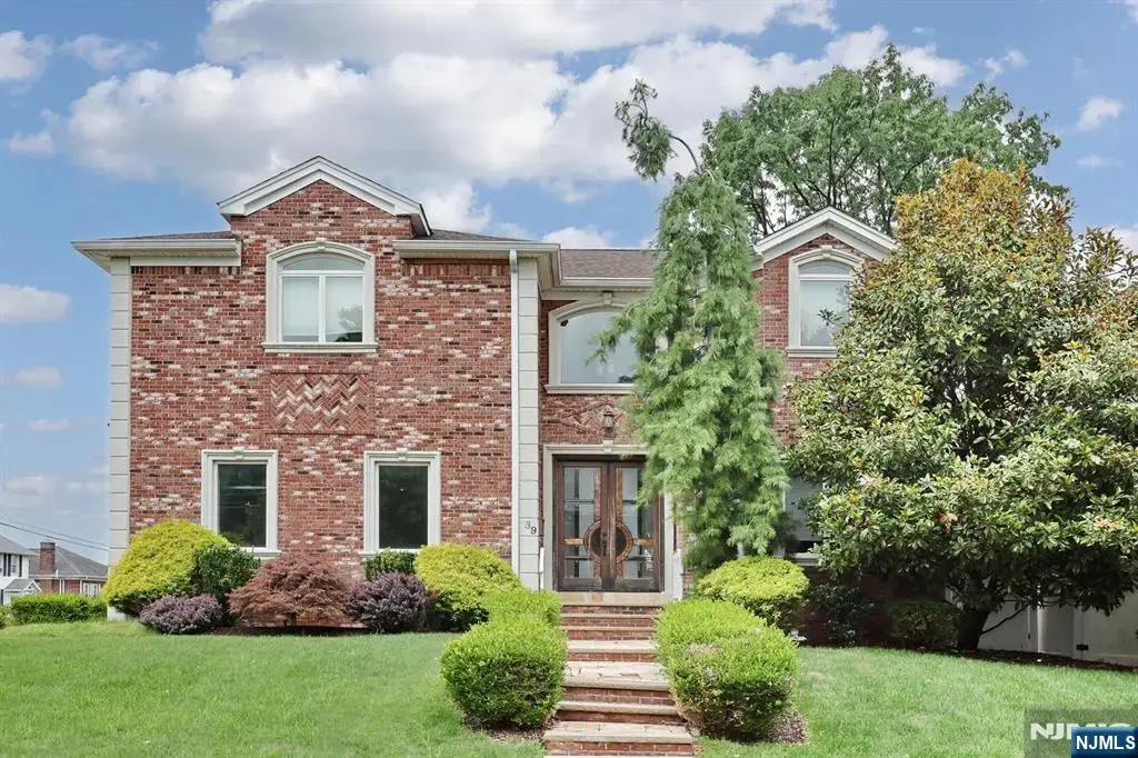 39 Burton Avenue, Hasbrouck Heights