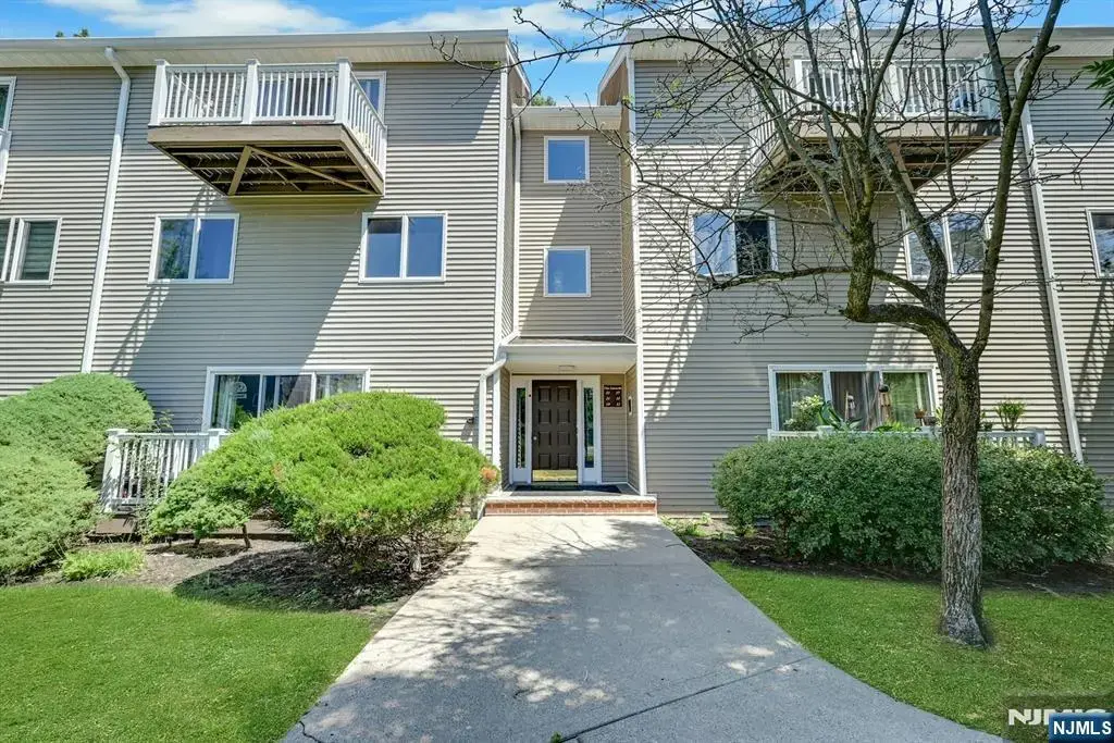 15 Presidential Drive 15, Englewood