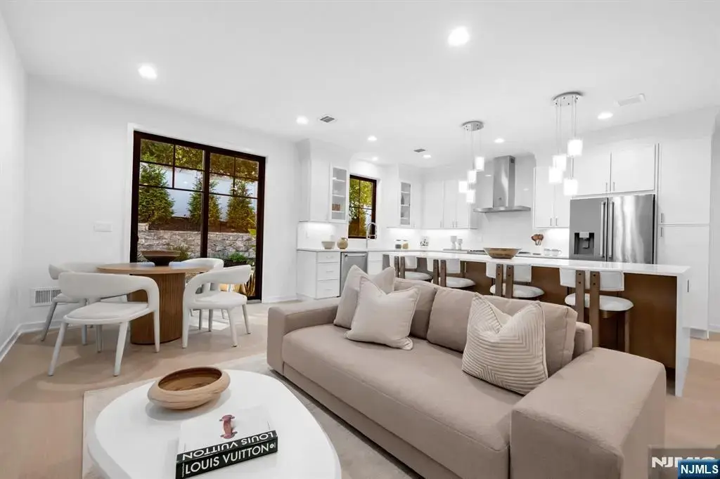 5 Fey Place, Oradell