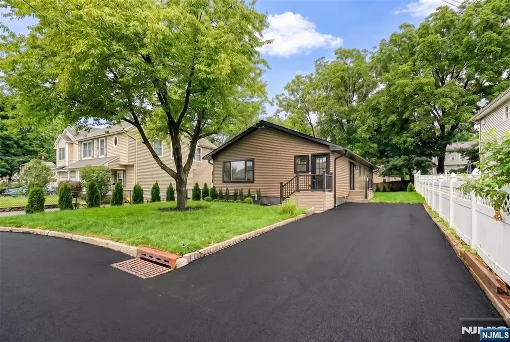 128 Grove Street, Mahwah
