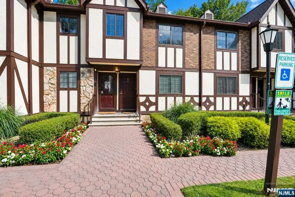 1806 Faulkner, Mahwah