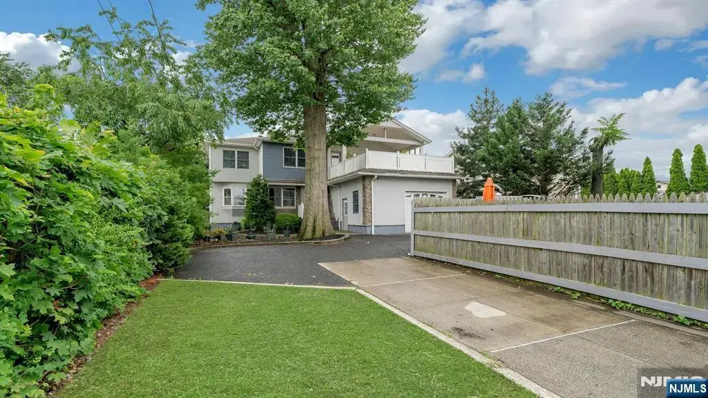 444 Riverside Avenue, Lyndhurst