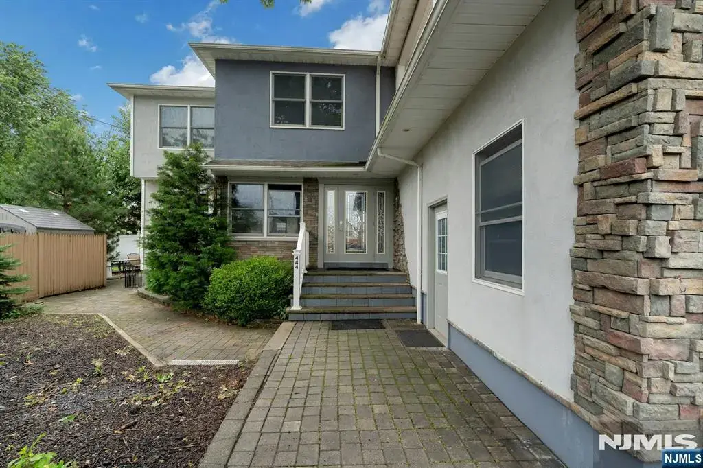 444 Riverside Avenue, Lyndhurst