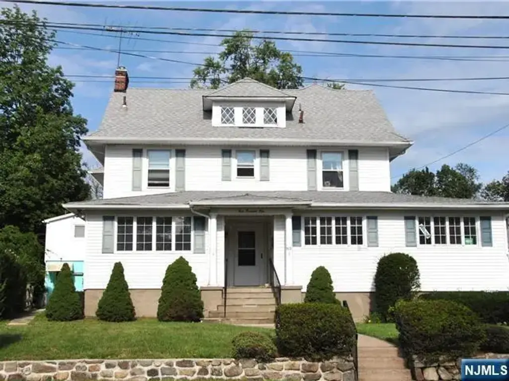 102 S Maple 3, Ridgewood