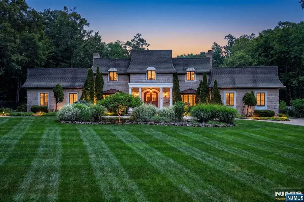 21 Baldwin Road, Saddle River