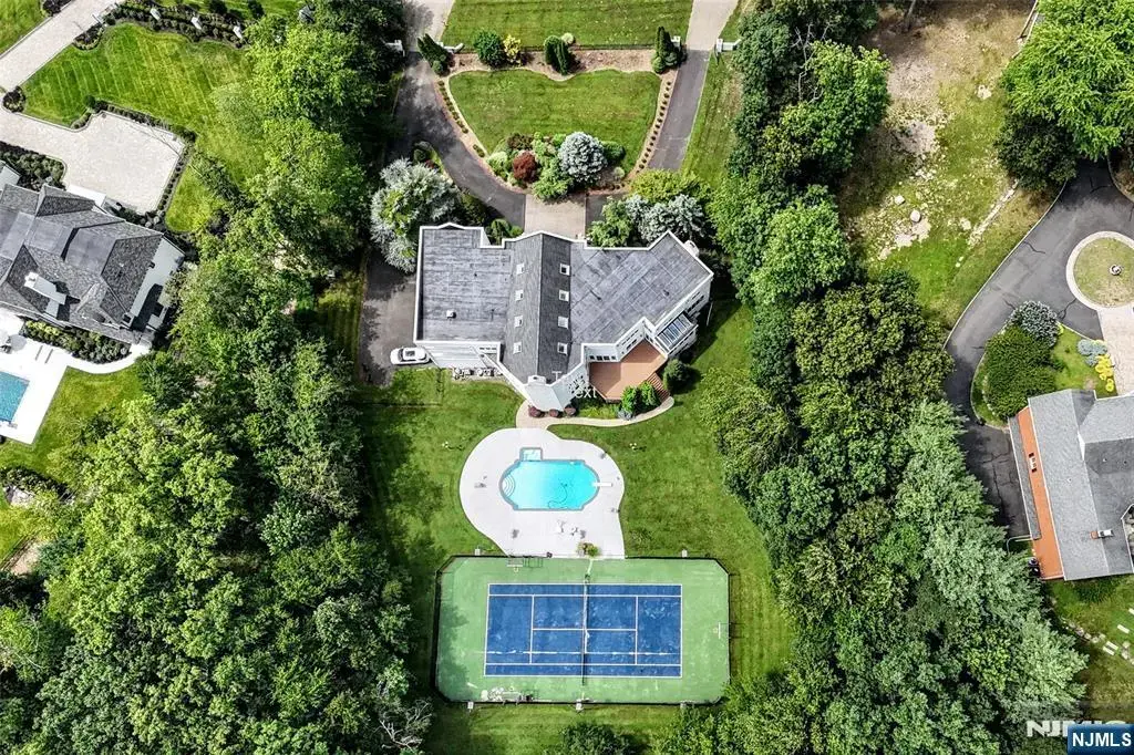 20 Burning Hollow Road, Saddle River