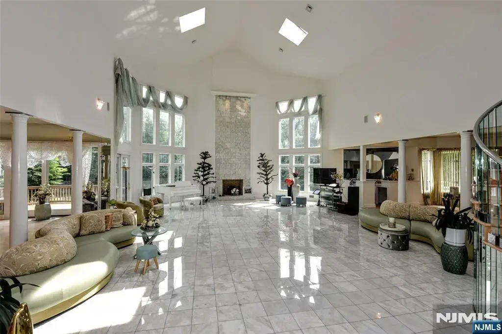 20 Burning Hollow Road, Saddle River