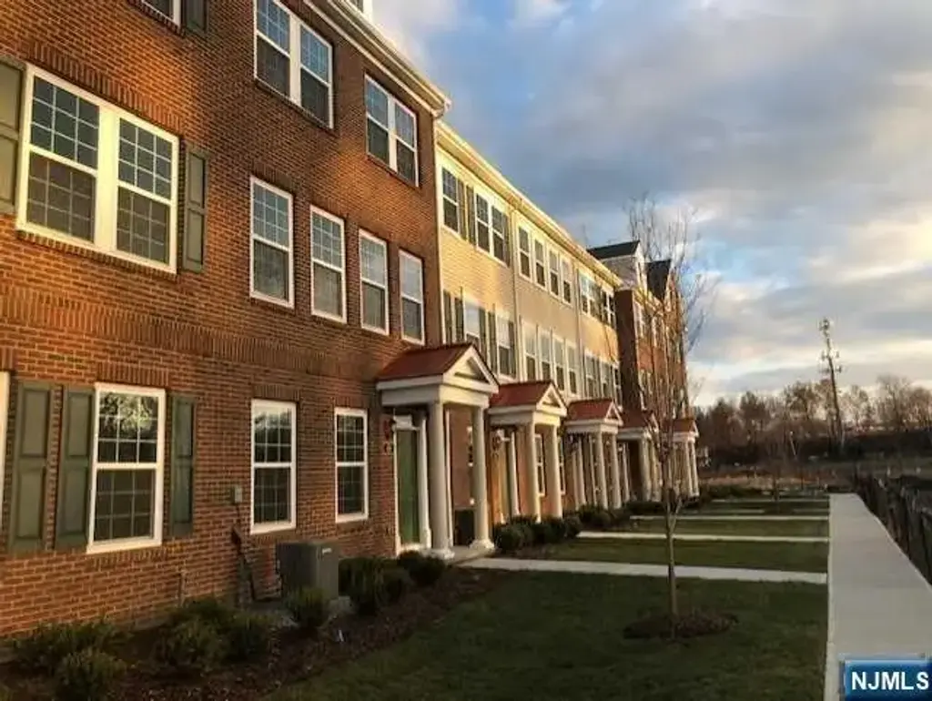 32 Litchfield Lane 403, Fair Lawn
