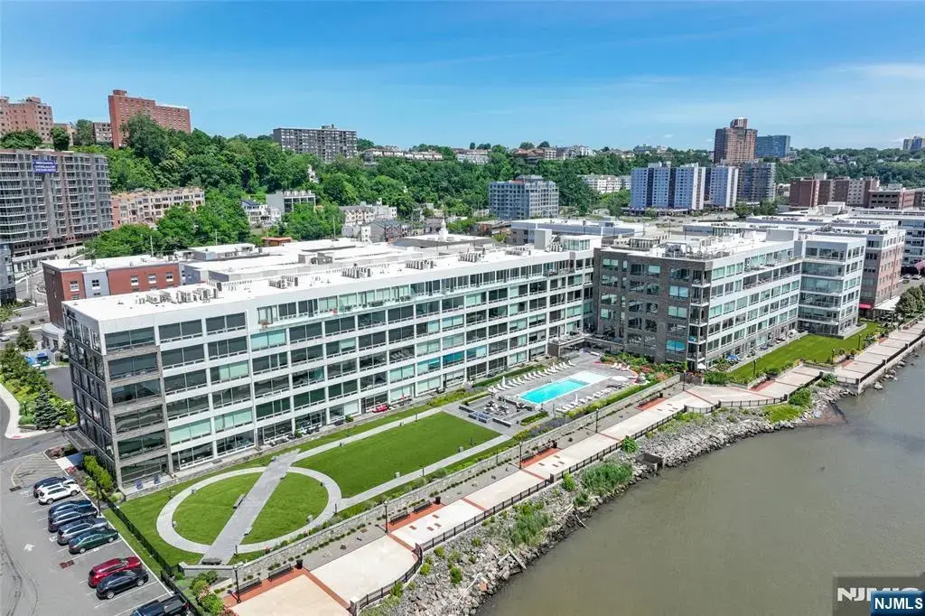 9 Somerset 202, Edgewater