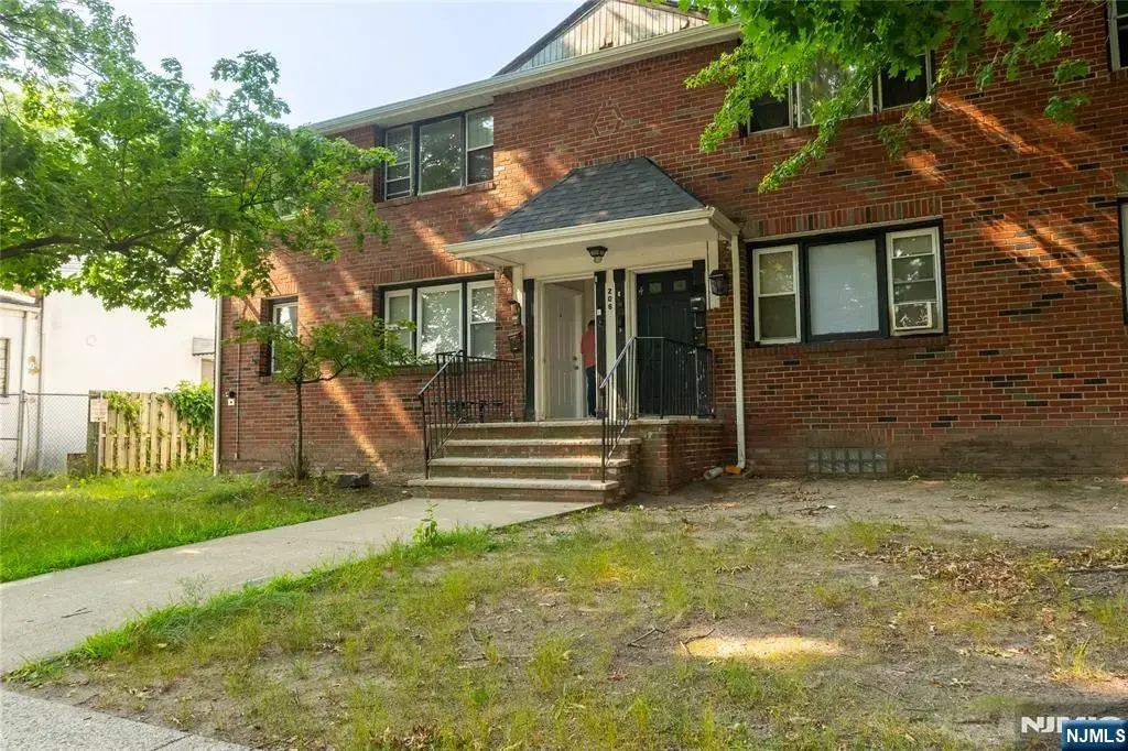 206 1st 2l, Englewood