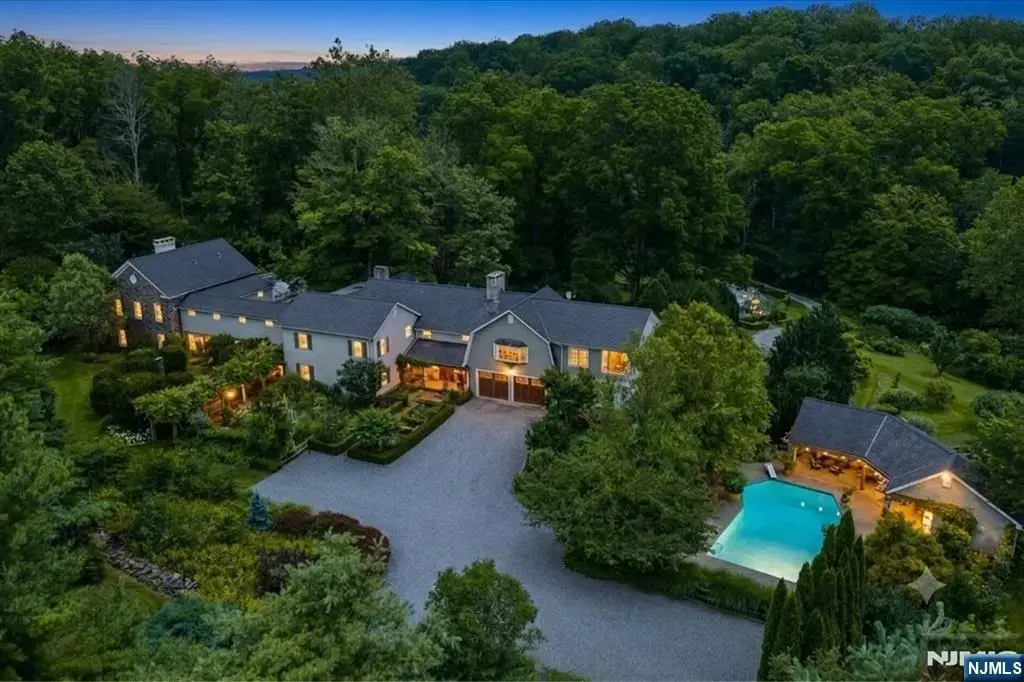 936 Dove Island Road, Newton