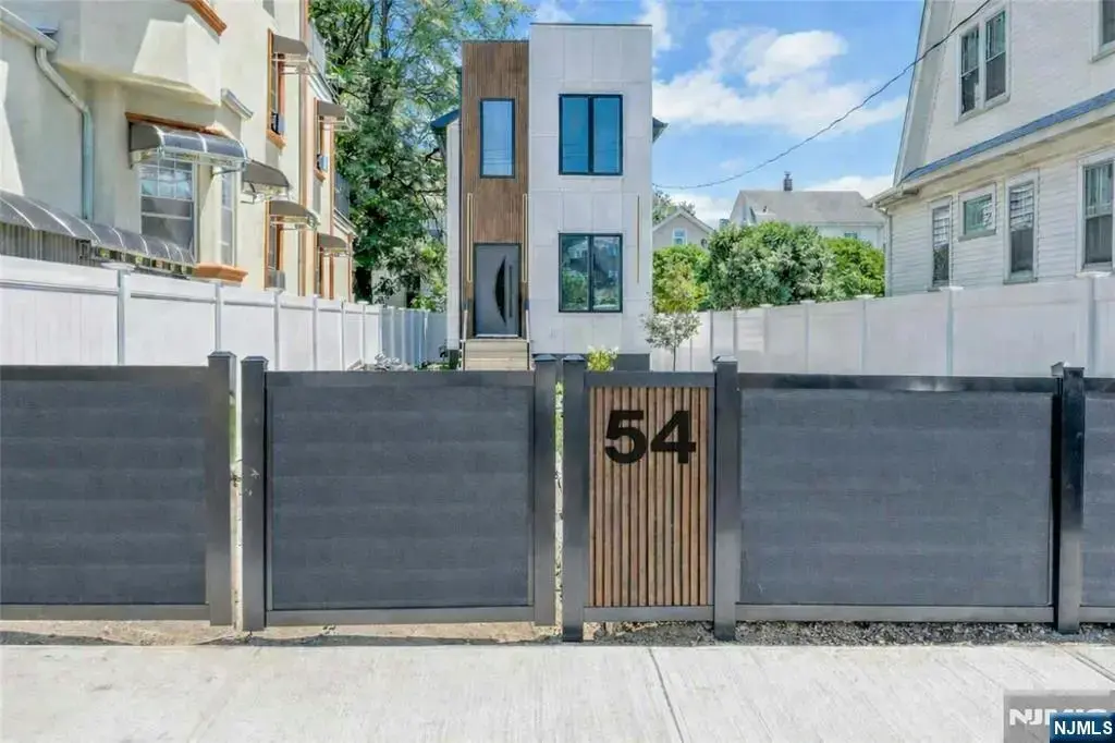 54 Hamilton Avenue, Fairview