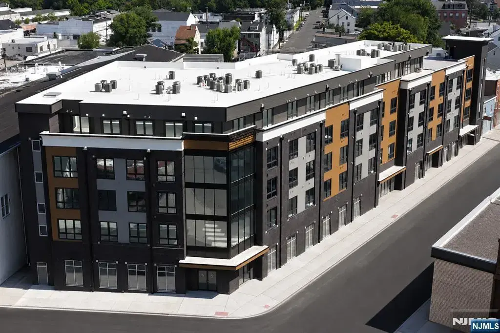 587 River 305, Paterson
