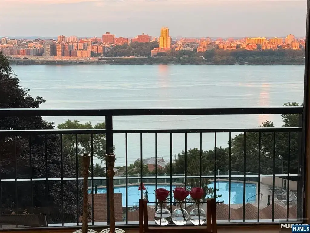 2 Horizon 628, Fort Lee