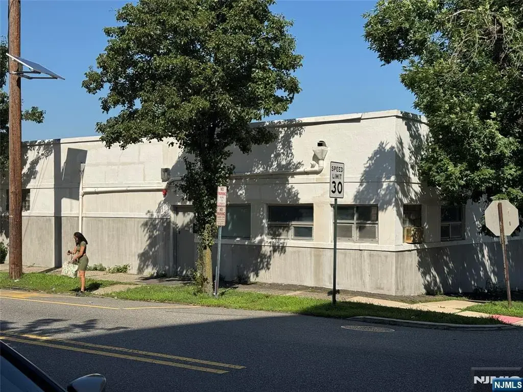 32 1st Street, Hackensack