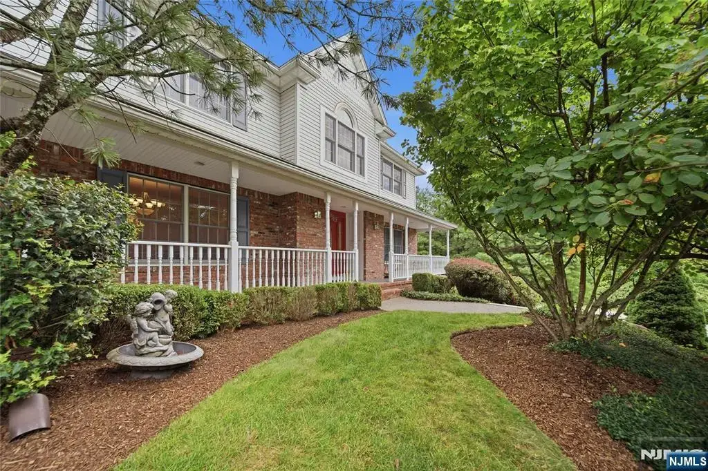 1 Concord Court, Mahwah