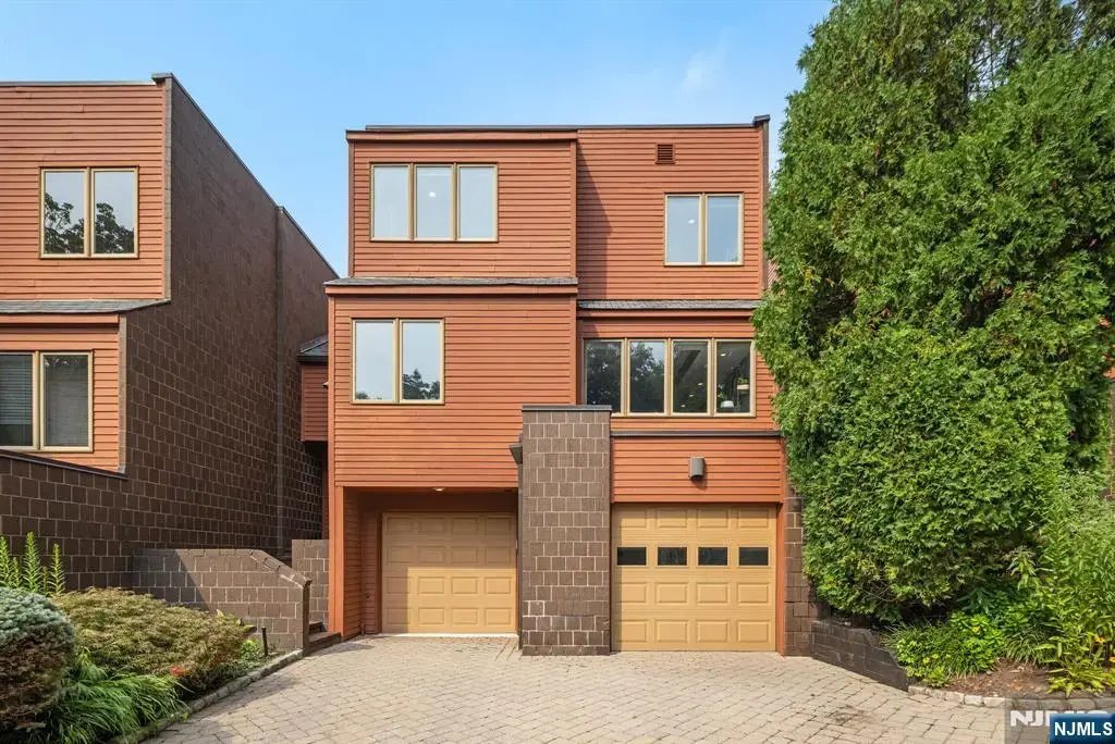 53 Hidden Ledge Road, Englewood