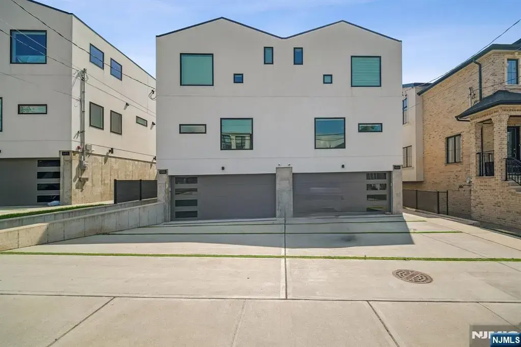 66b Henry, Palisades Park
