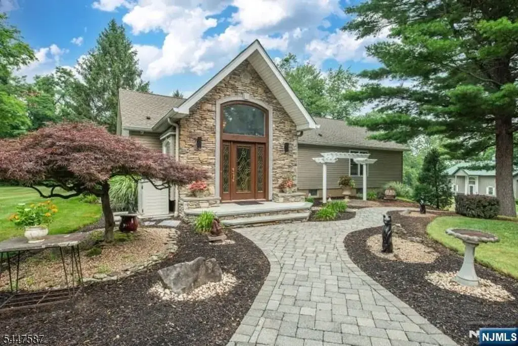 1 Evergreen Drive, Chester Township