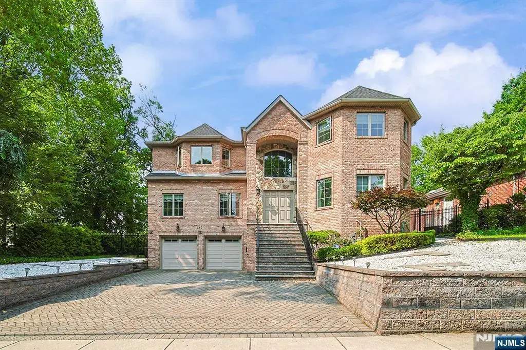 290 Mccloud Drive, Fort Lee