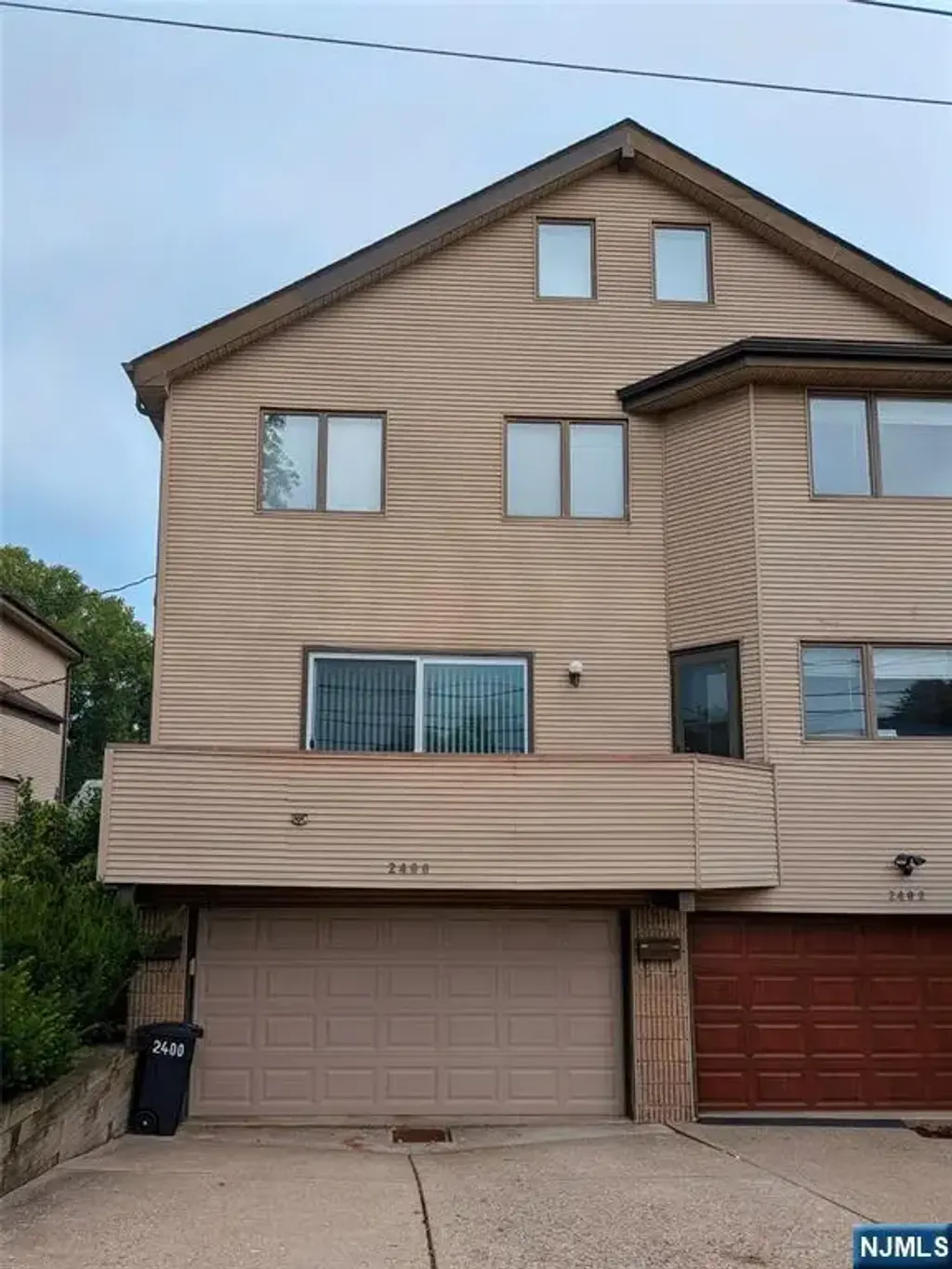 2400 2nd 2400, Fort Lee