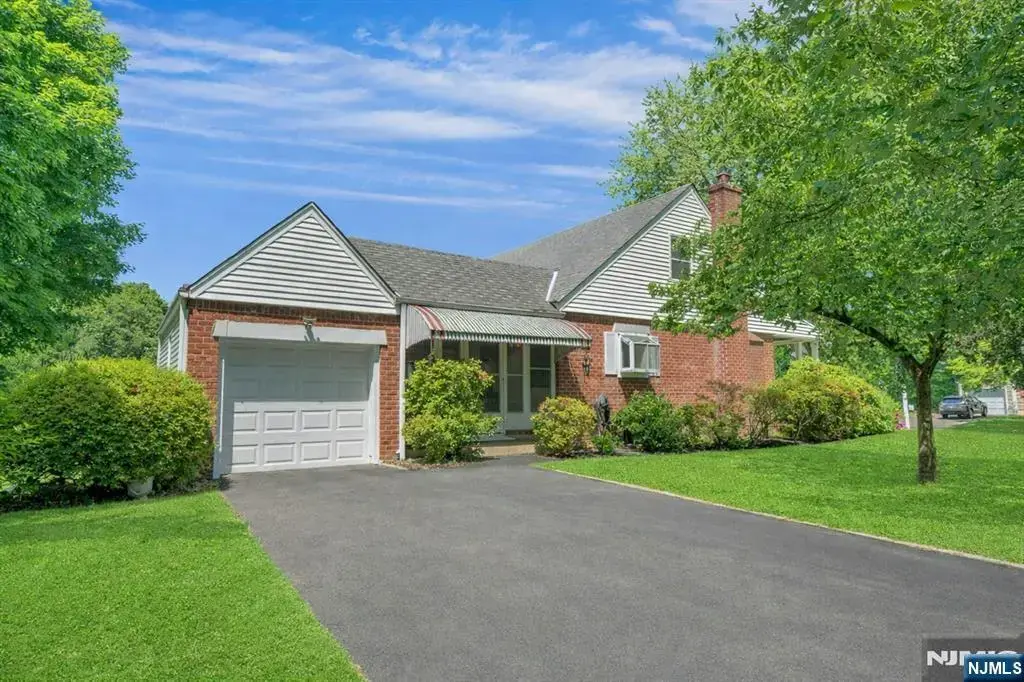 389 Bergen Boulevard, Oradell
