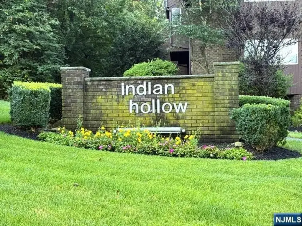 132 Indian Hollow Court 132, Mahwah