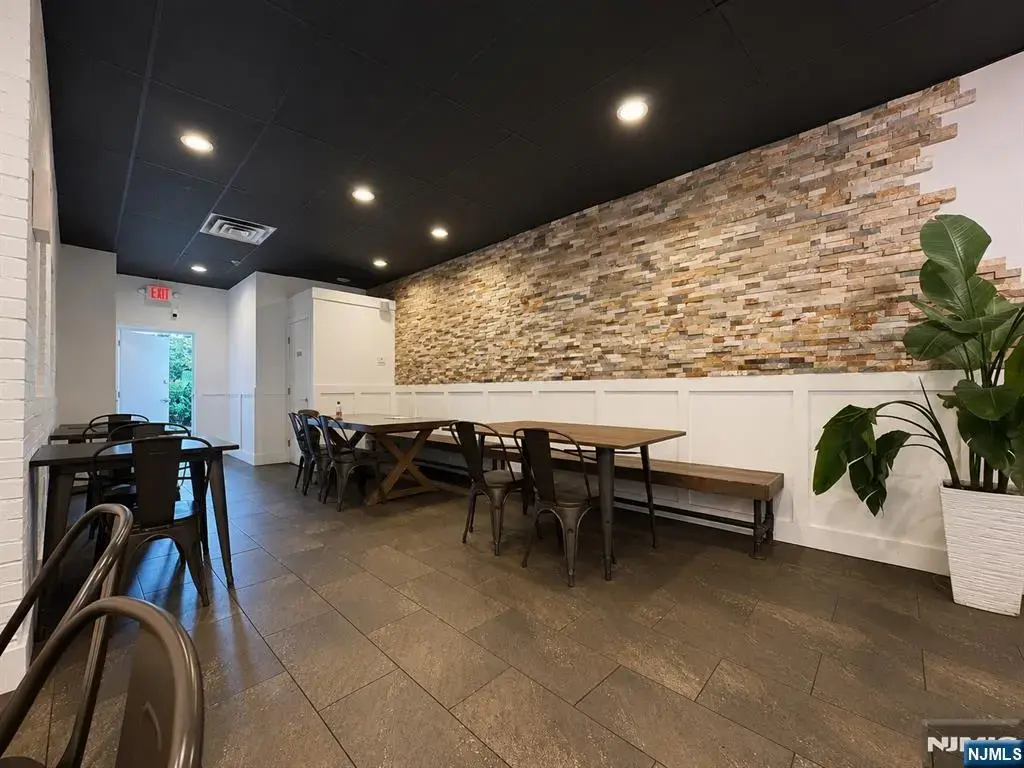 332 Broad Avenue, Leonia