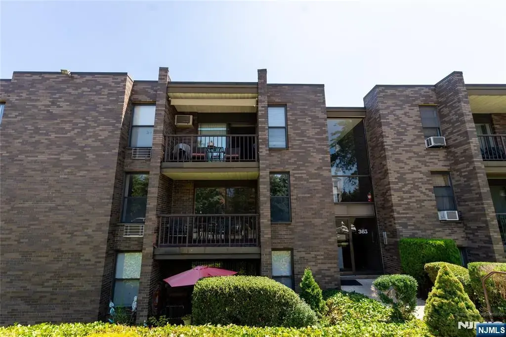 365 River Road E, Nutley