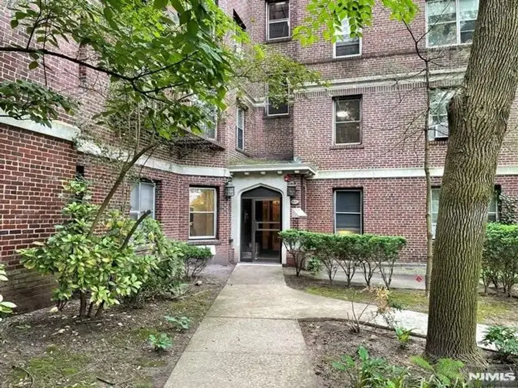 100 Palisade C13, Englewood