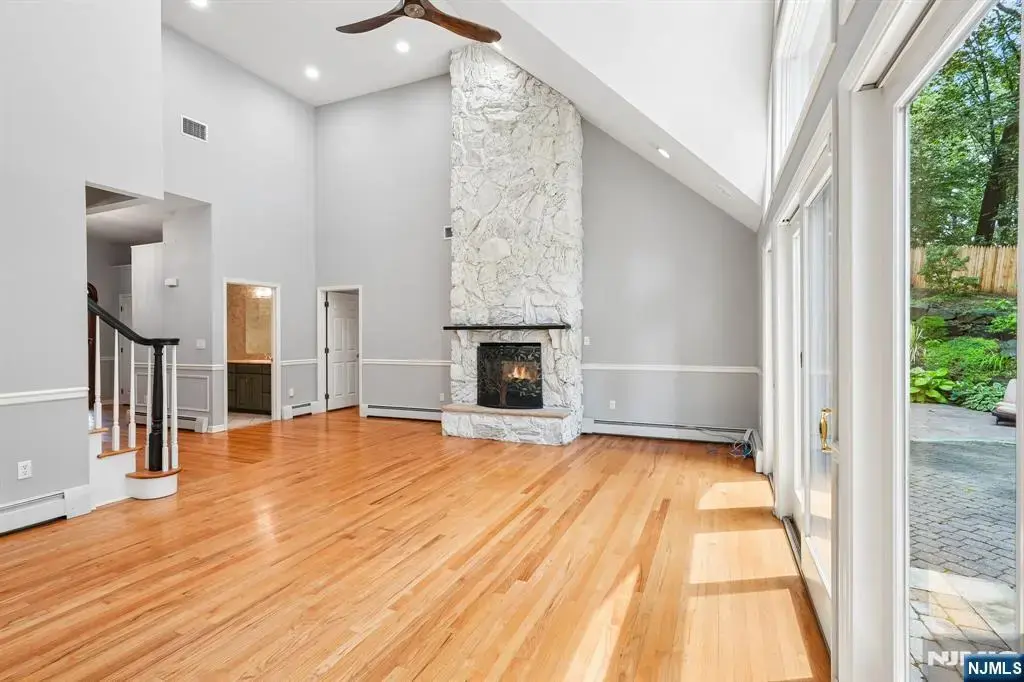 922 Hilltop Terrace, Franklin Lakes