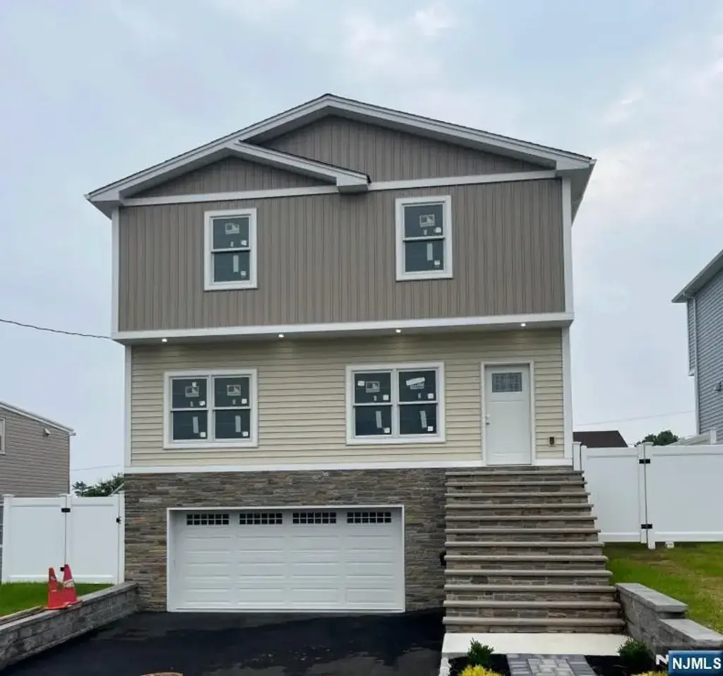 184 Philip Avenue, Elmwood Park