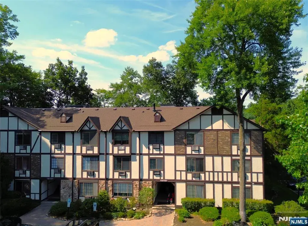 1419 Faulkner Court, Mahwah