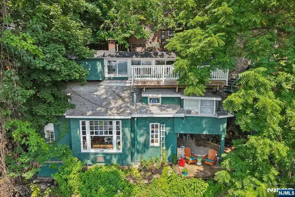 6 Old Wood Road, Edgewater