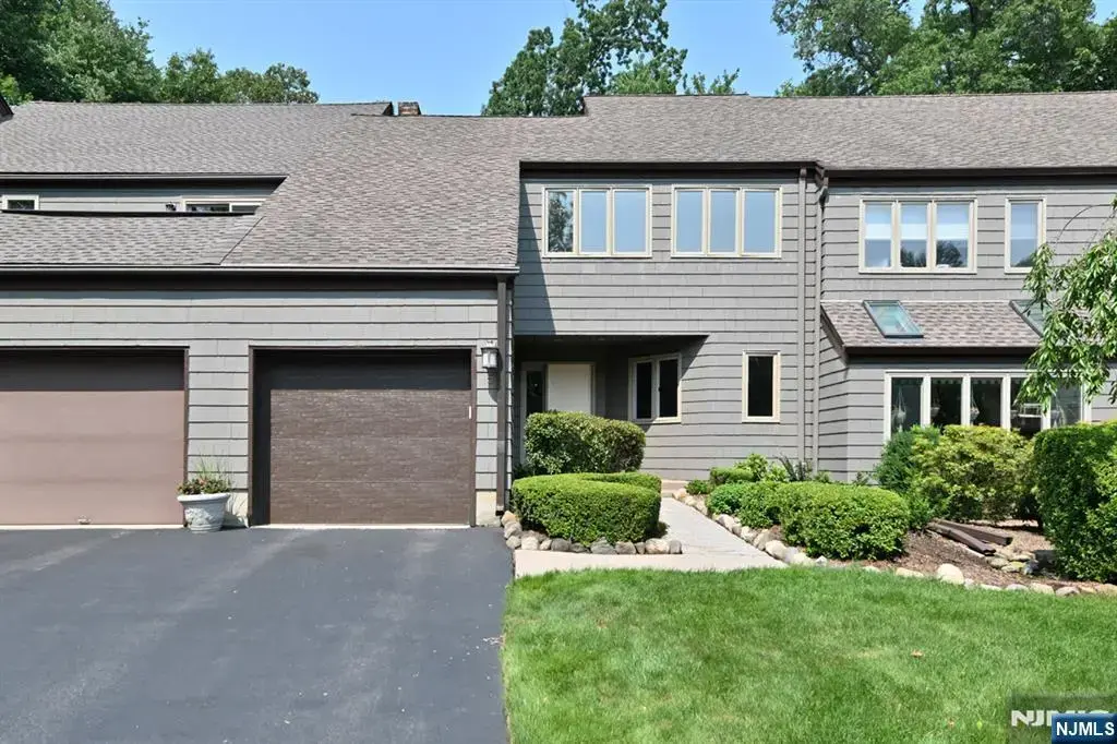 5 Indian Field Court, Mahwah