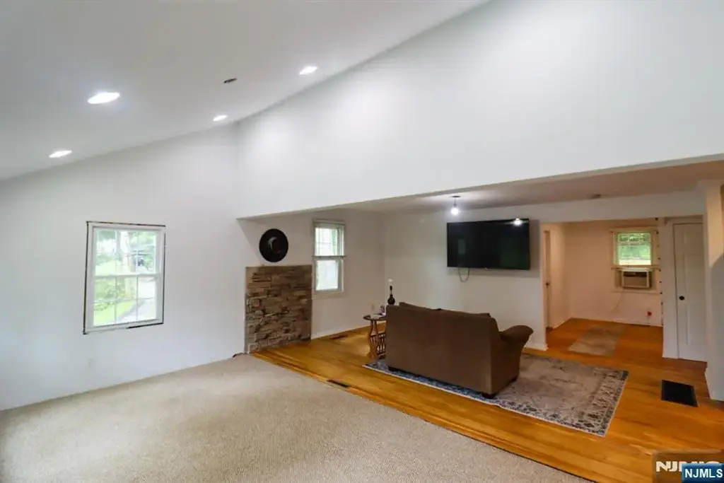 20 Mt Crest Road, Jefferson Township