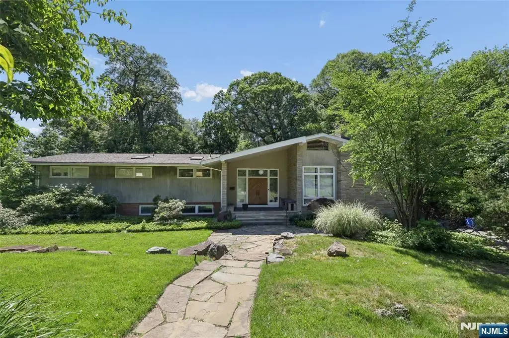 192 Stonehurst Drive, Tenafly