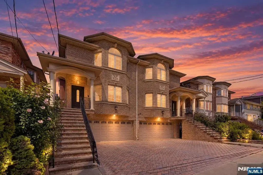215 4th A, Palisades Park
