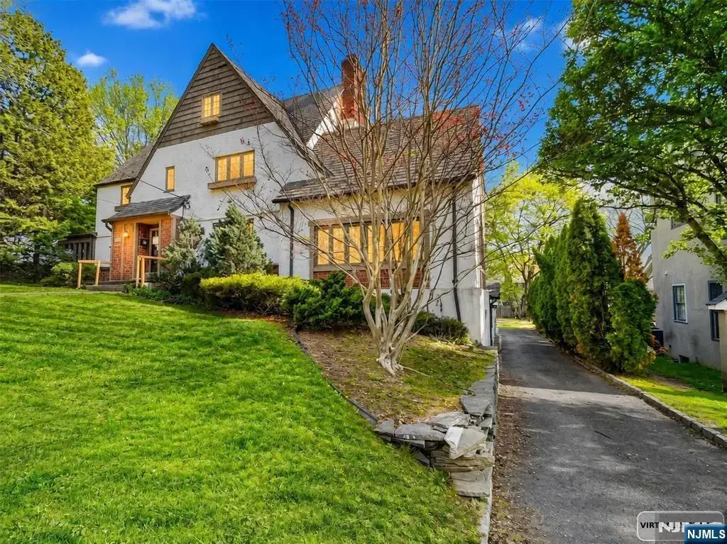 112 Oxford Place, Glen Rock
