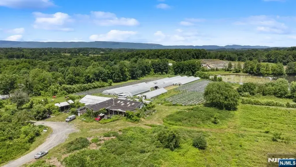 2660 Ny-208, Other Areas