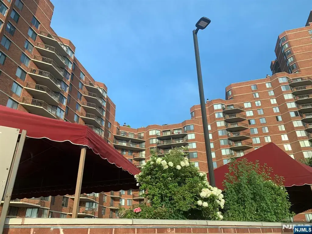 418 Harmon Cove Tower, Secaucus