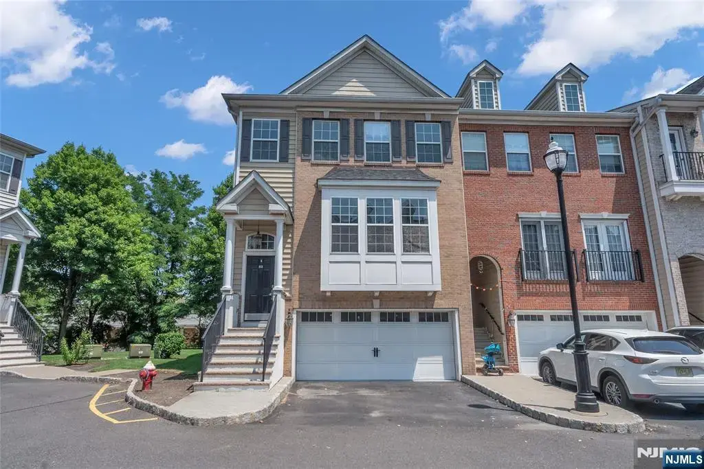 8 Creekside Court, Secaucus