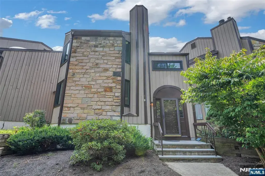 13 Delbarton Court, Washington Township (1438)