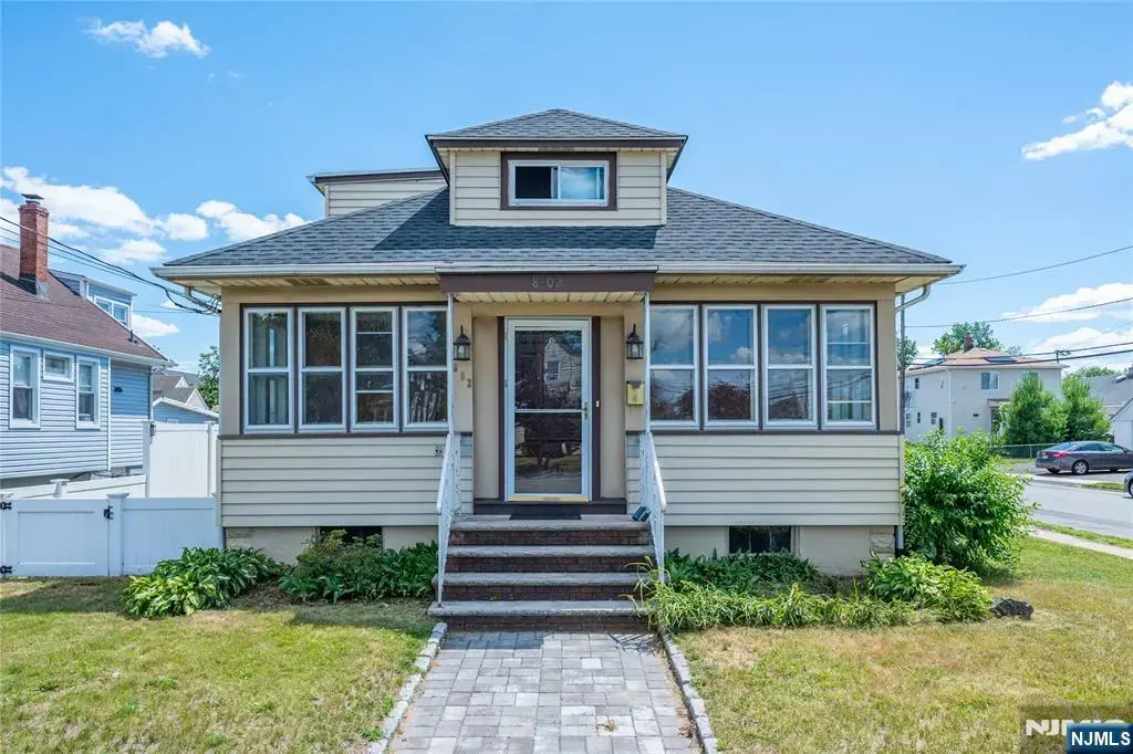 8-02 Henderson, Fair Lawn