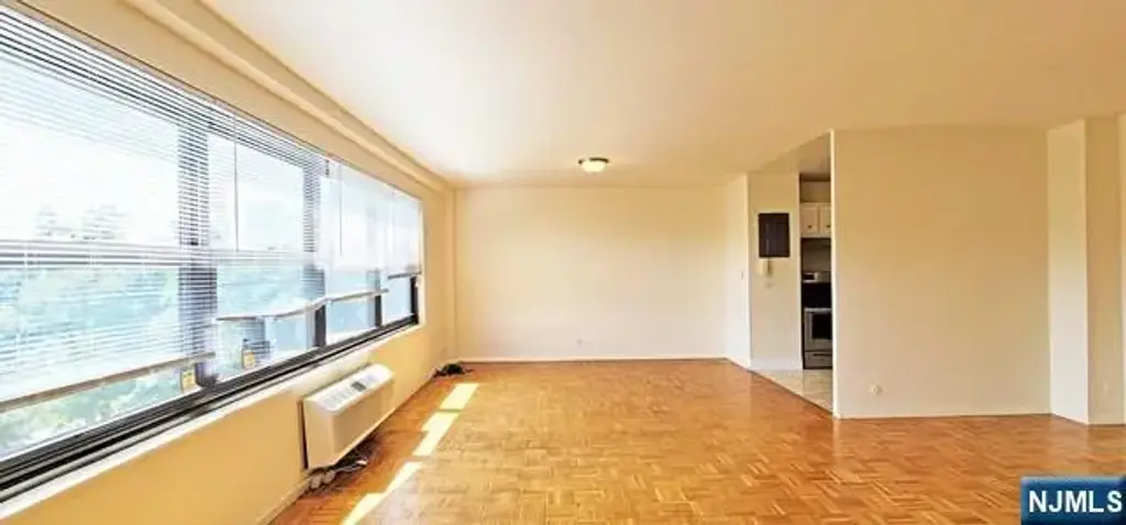 2348 Linwood 4m, Fort Lee