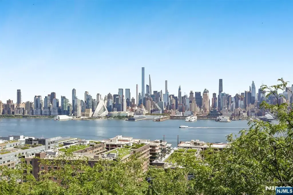 849 Boulevard 4d, Weehawken