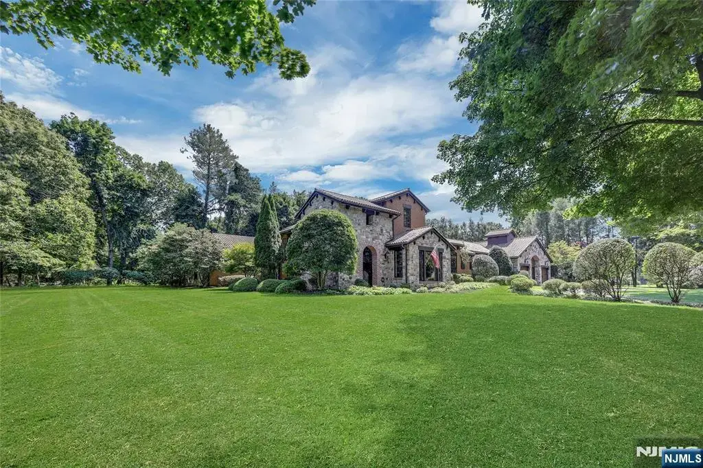 900 Laurie Lane, Franklin Lakes