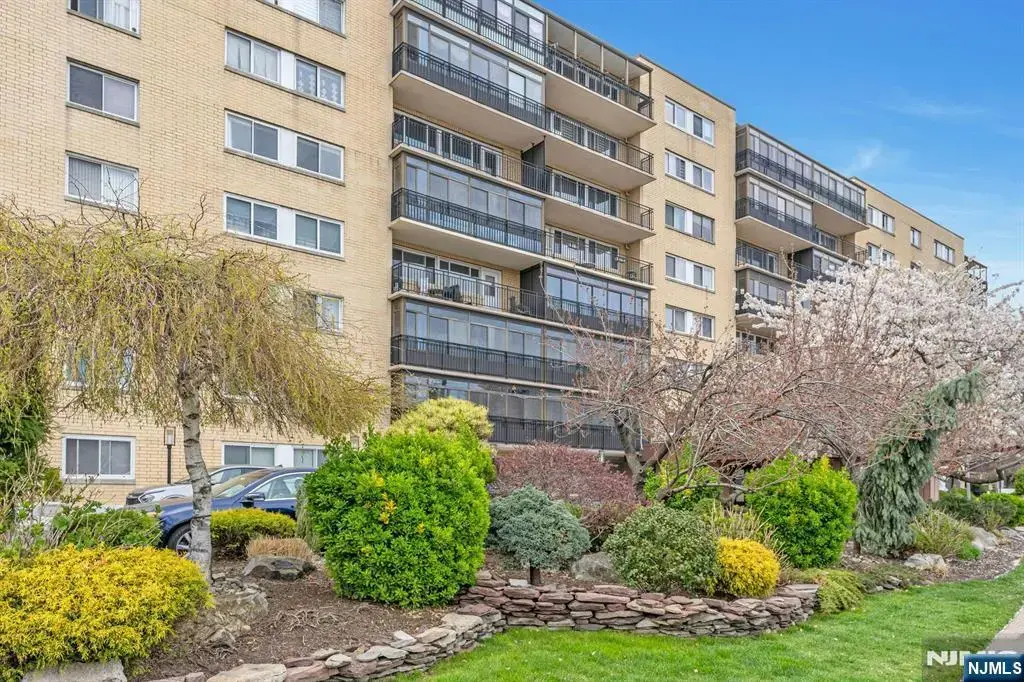 2185 Lemoine Avenue 2c, Fort Lee